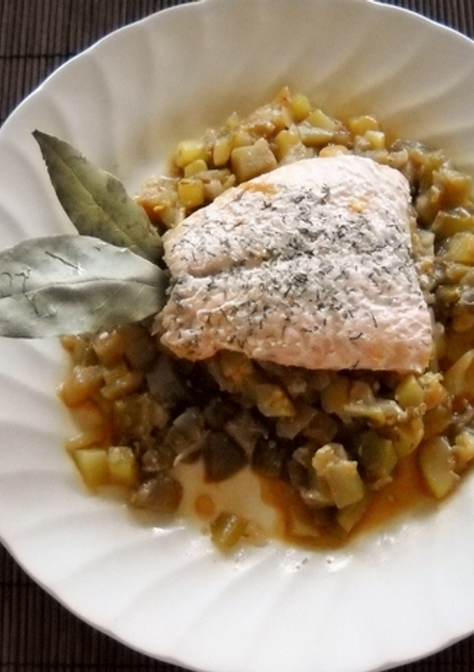 Una foto de Salmón con pisto en papillote
