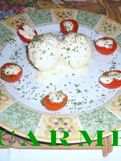 Una foto de Ensalada de tomates cherry y huevos rellenos