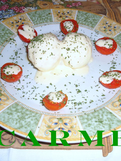 Una foto de Ensalada de tomates cherry y huevos rellenos