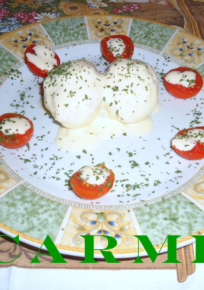 Una foto de Ensalada de tomates cherry y huevos rellenos