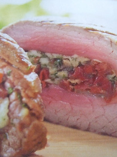 Una foto de Lomo de cerdo relleno de cerezas y piñones