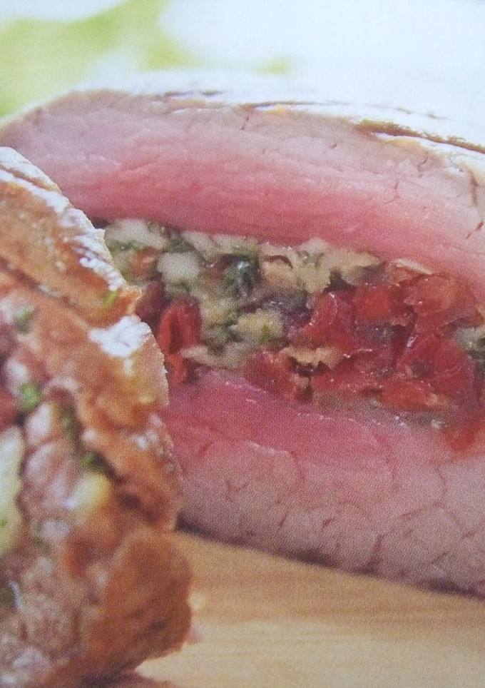 Una foto de Lomo de cerdo relleno de cerezas y piñones