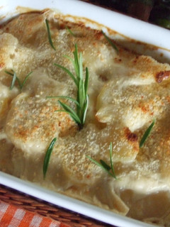 Una foto de Fuente gratinada de patatas con queso a las hierbas