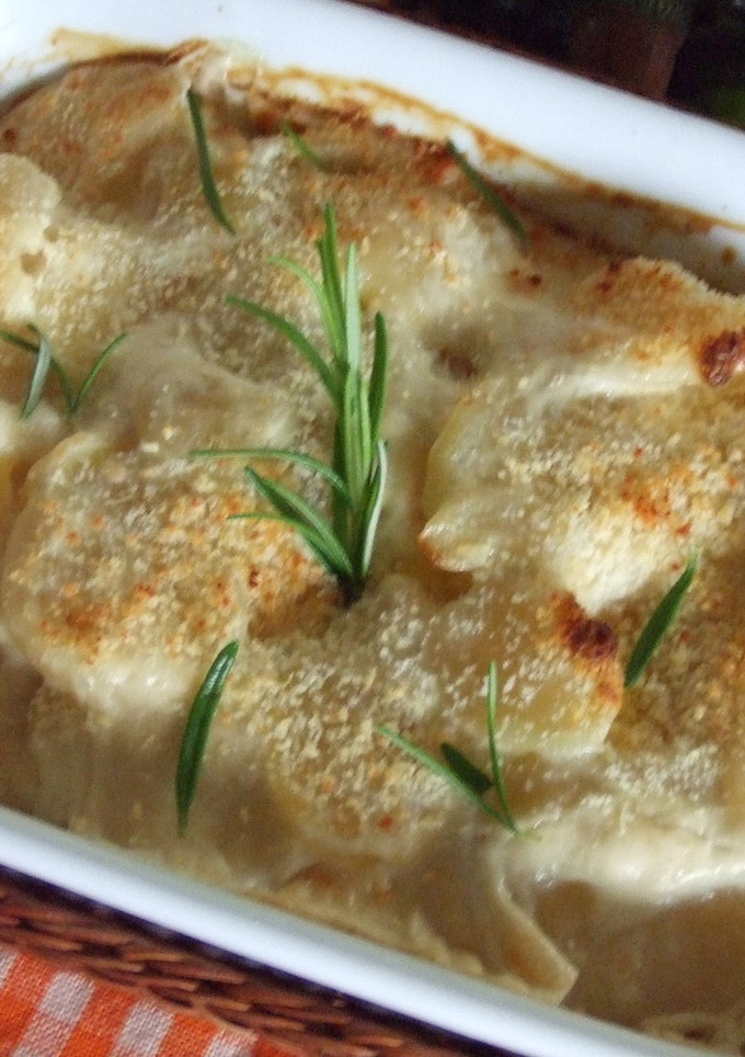Una foto de Fuente gratinada de patatas con queso a las hierbas