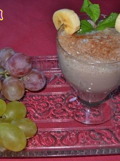 Una foto de Batido de pera, uvas negras y helado de vainilla