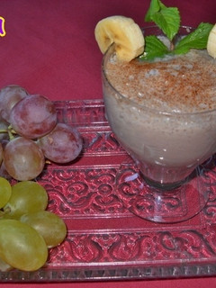 Una foto de Batido de pera, uvas negras y helado de vainilla