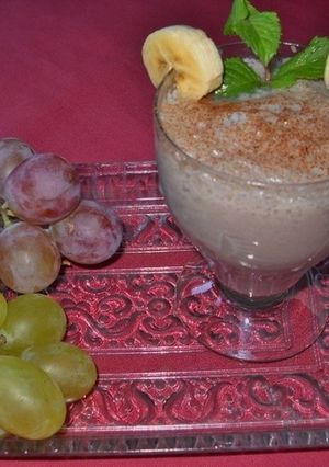 Una foto de Batido de pera, uvas negras y helado de vainilla