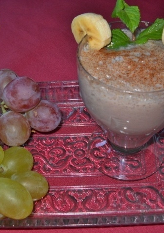 Una foto de Batido de pera, uvas negras y helado de vainilla
