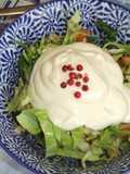 Ensalada de repollo con salsa y pimienta rosa