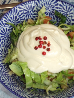 Una foto de Ensalada de repollo con salsa y pimienta rosa