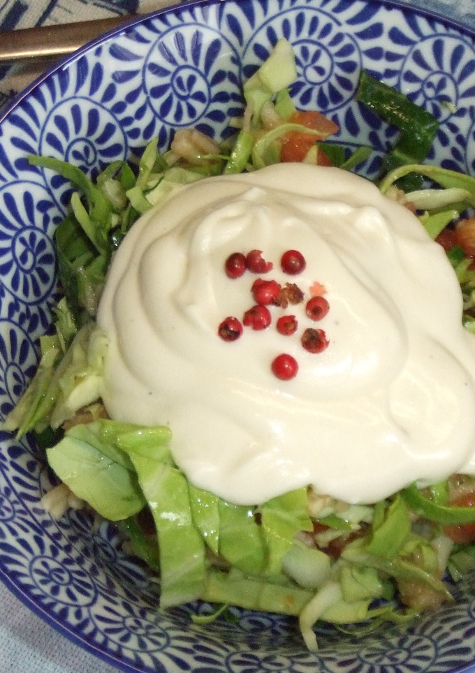 Una foto de Ensalada de repollo con salsa y pimienta rosa