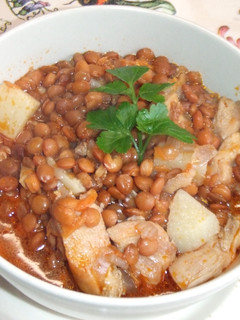Una foto de Pollo guisado con lentejas al ajo ahumado