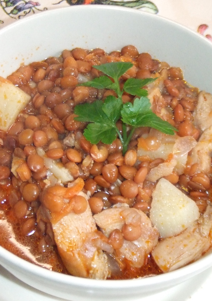 Una foto de Pollo guisado con lentejas al ajo ahumado 