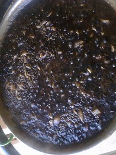 Una foto de Arroz negro con calamares y gambas