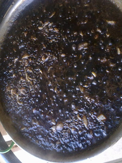 Una foto de Arroz negro con calamares y gambas