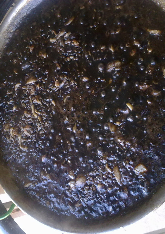 Una foto de Arroz negro con calamares y gambas