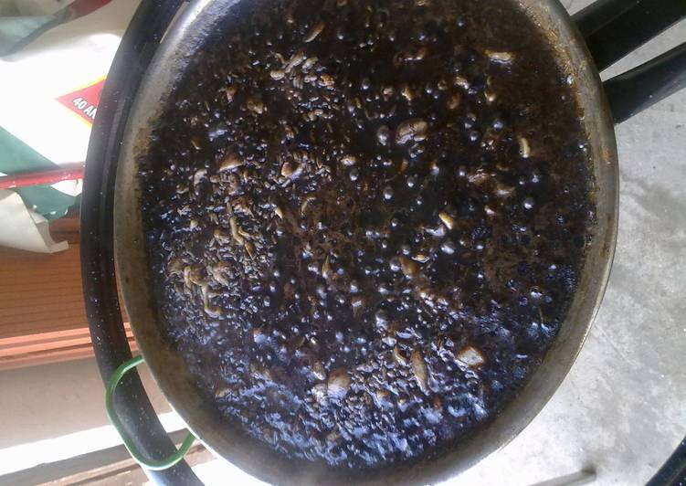 Arroz negro con calamares y gambas