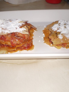Una foto de Milhojas de pasta filo con peras y confitura de tomate