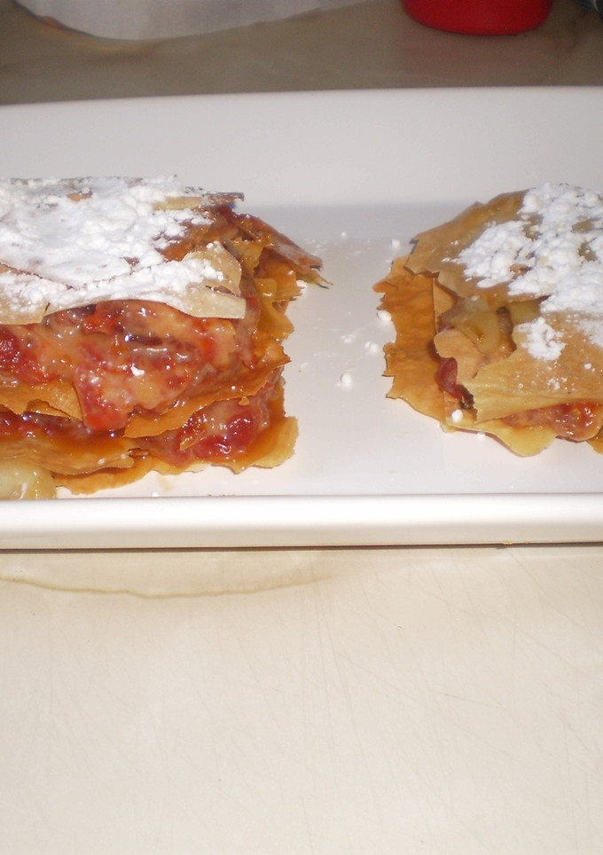 Una foto de Milhojas de pasta filo con peras y confitura de tomate