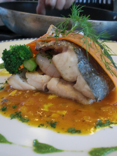 Una foto de Lubina rellena de gamba con salsa marinera