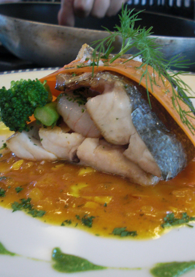 Una foto de Lubina rellena de gamba con salsa marinera