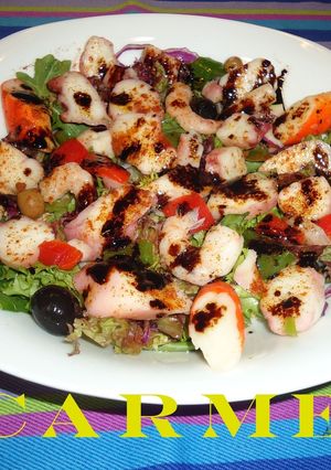 Una foto de Ensalada de lechugas con salpicón de mariscos