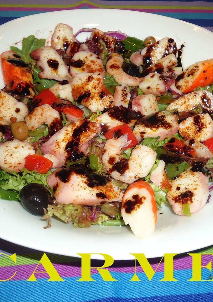 Una foto de Ensalada de lechugas con salpicón de mariscos