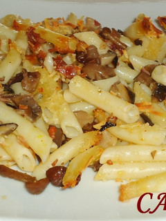 Una foto de Macarrones con setas al queso
