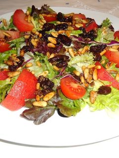 Una foto de Ensalada con vinagreta de uvas pasas y piñones