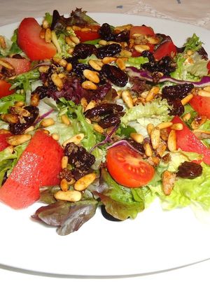 Una foto de Ensalada con vinagreta de uvas pasas y piñones
