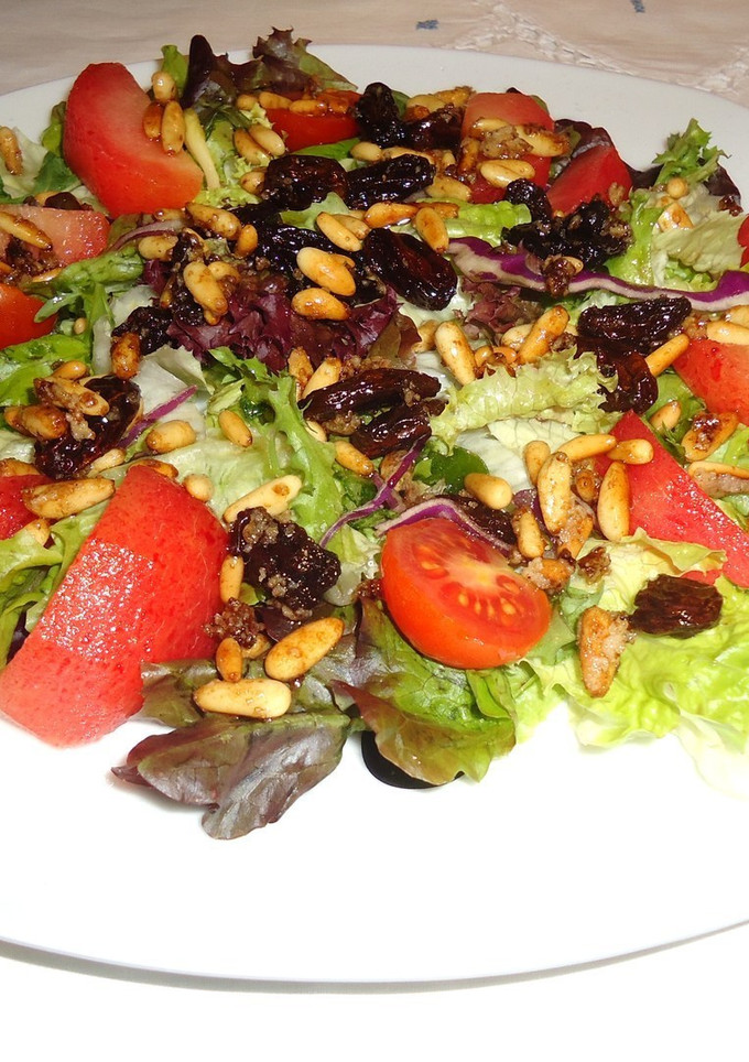 Una foto de Ensalada con vinagreta de uvas pasas y piñones