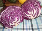Una foto de aderezo para ensalada de repollo blanco