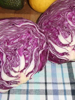 Una foto de Ensalada de col lombarda y remolacha con aderezo de mayonesa a la mostaza