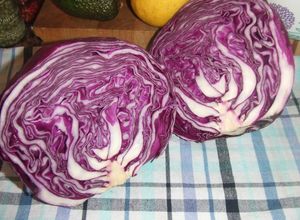 Una foto de Ensalada de col lombarda y remolacha con aderezo de mayonesa a la mostaza