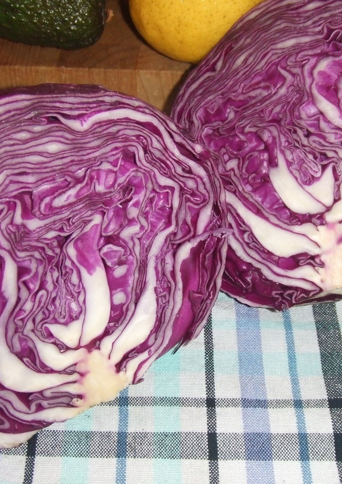 Una foto de Ensalada de col lombarda y remolacha con aderezo de mayonesa a la mostaza