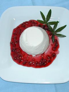 Una foto de Flan de queso con salsa de maracuyá y mango