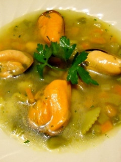 Una foto de Sopa de mejillones con verdura