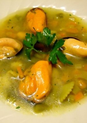 Una foto de Sopa de mejillones con verdura