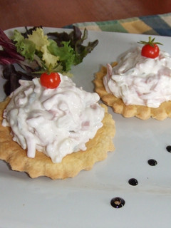 Una foto de Tartitas rellenas de ensalada alemana