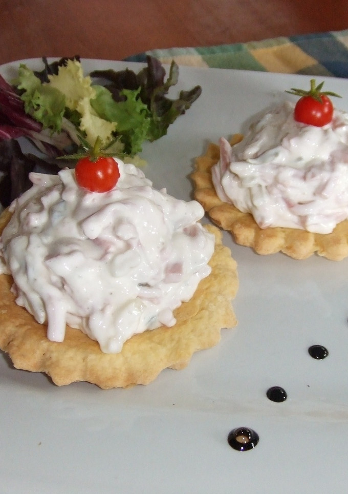 Una foto de Tartitas rellenas de ensalada alemana