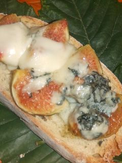 Una foto de Tostas gratinadas de higos y roquefort