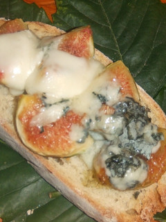 Una foto de Tostas gratinadas de higos y roquefort