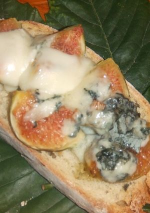 Una foto de Tostas gratinadas de higos y roquefort