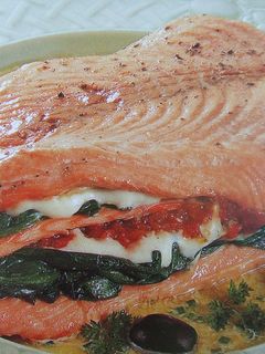 Una foto de Salmón relleno con salsa de cebollino
