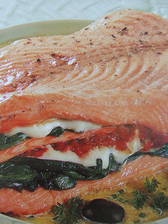 Una foto de Salmón relleno con salsa de cebollino