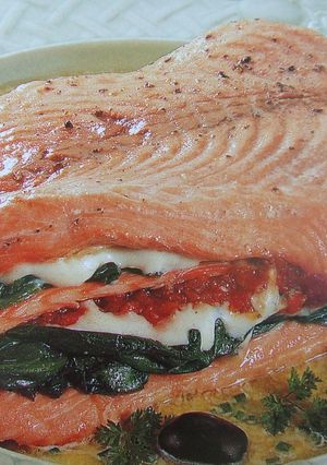 Una foto de Salmón relleno con salsa de cebollino 