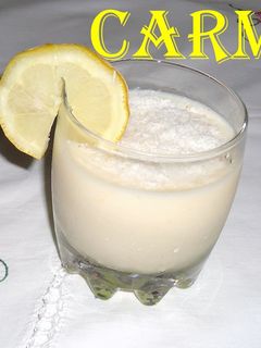 Una foto de Yogur con ciruelas y coco rallado