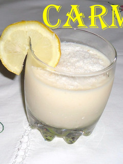 Una foto de Yogur con ciruelas y coco rallado