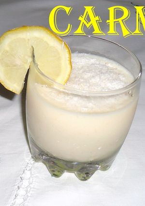 Una foto de Yogur con ciruelas y coco rallado