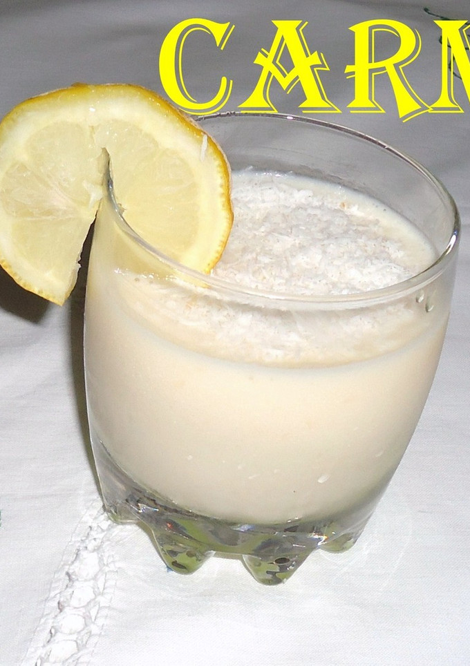 Una foto de Yogur con ciruelas y coco rallado